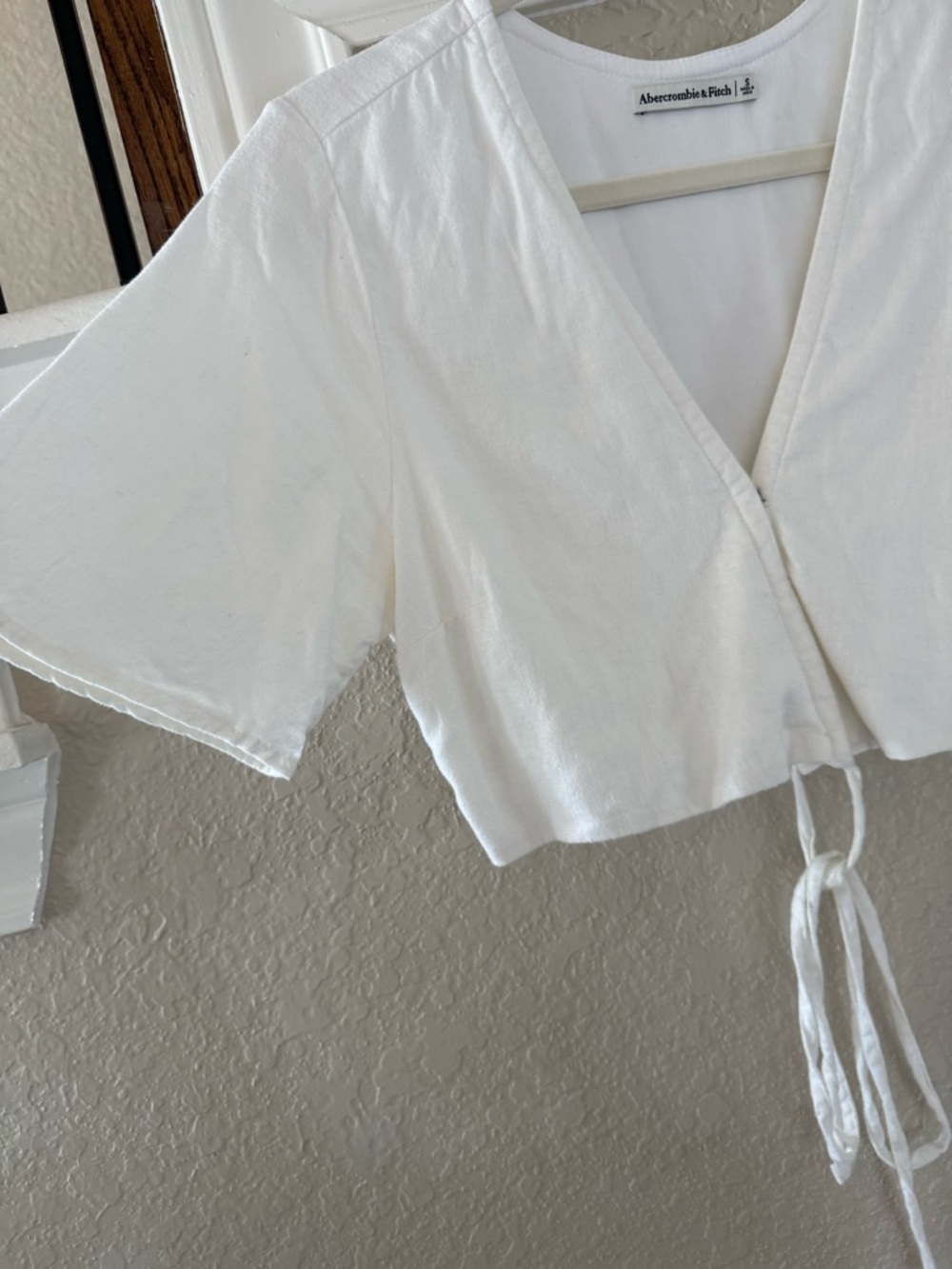 Abercrombie & Fitch White V-Neck Tie-Front Short Sleeve Crop Top - Picture 2 of 5